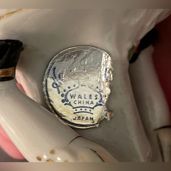 Vintage Colonial Boy Figurine Ruffled Coat, Hand-Painted Wales China Japan. 5” - Picture 7 of 7